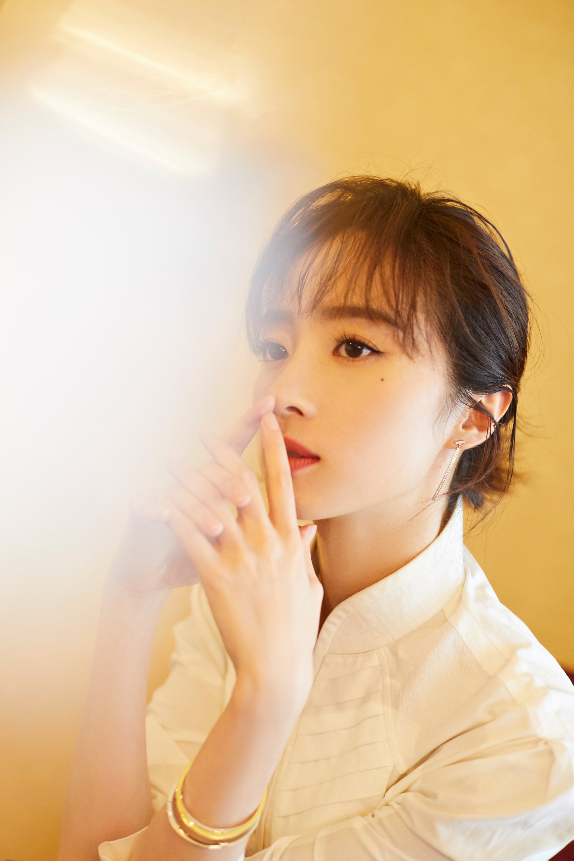 胡冰卿身着白衣红裙仙美无限变身髦精