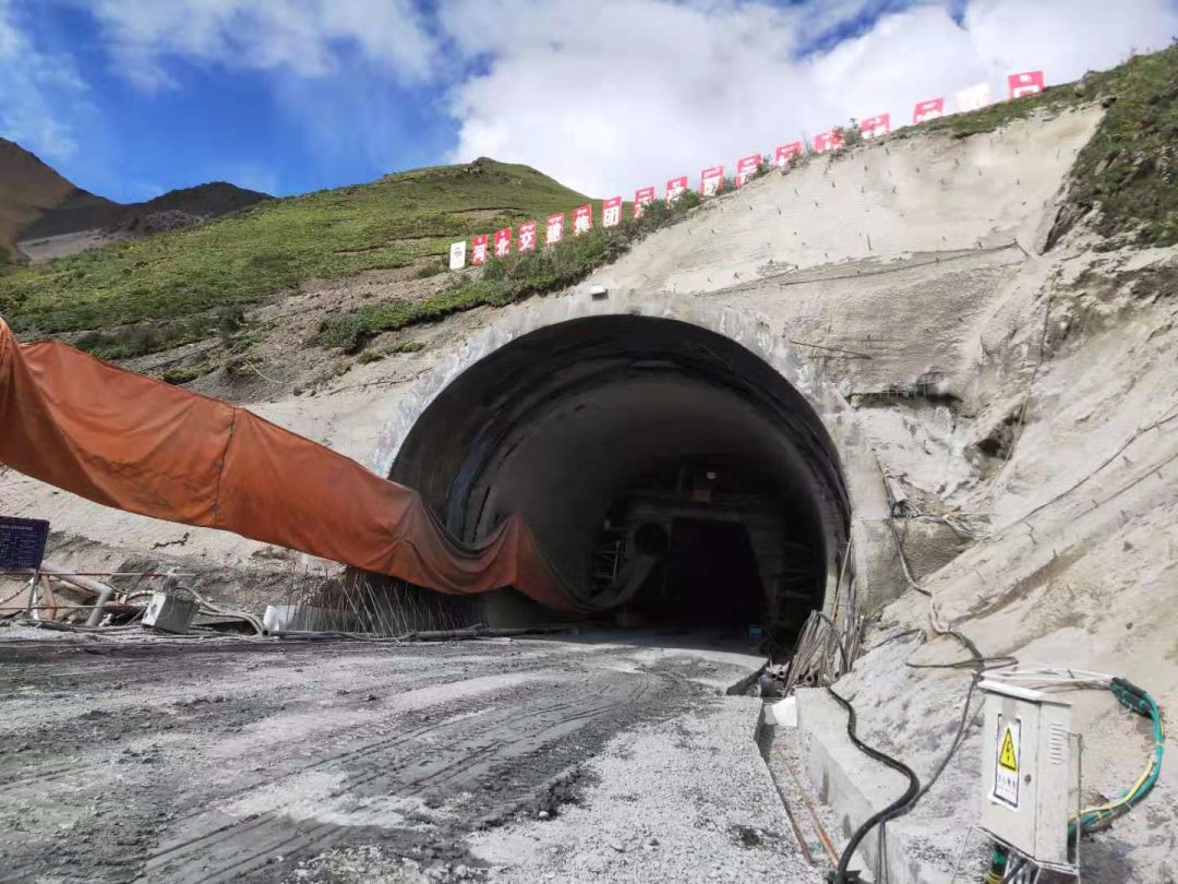 夏贡拉山隧道开凿川藏公路又一最美自驾线路即将登场