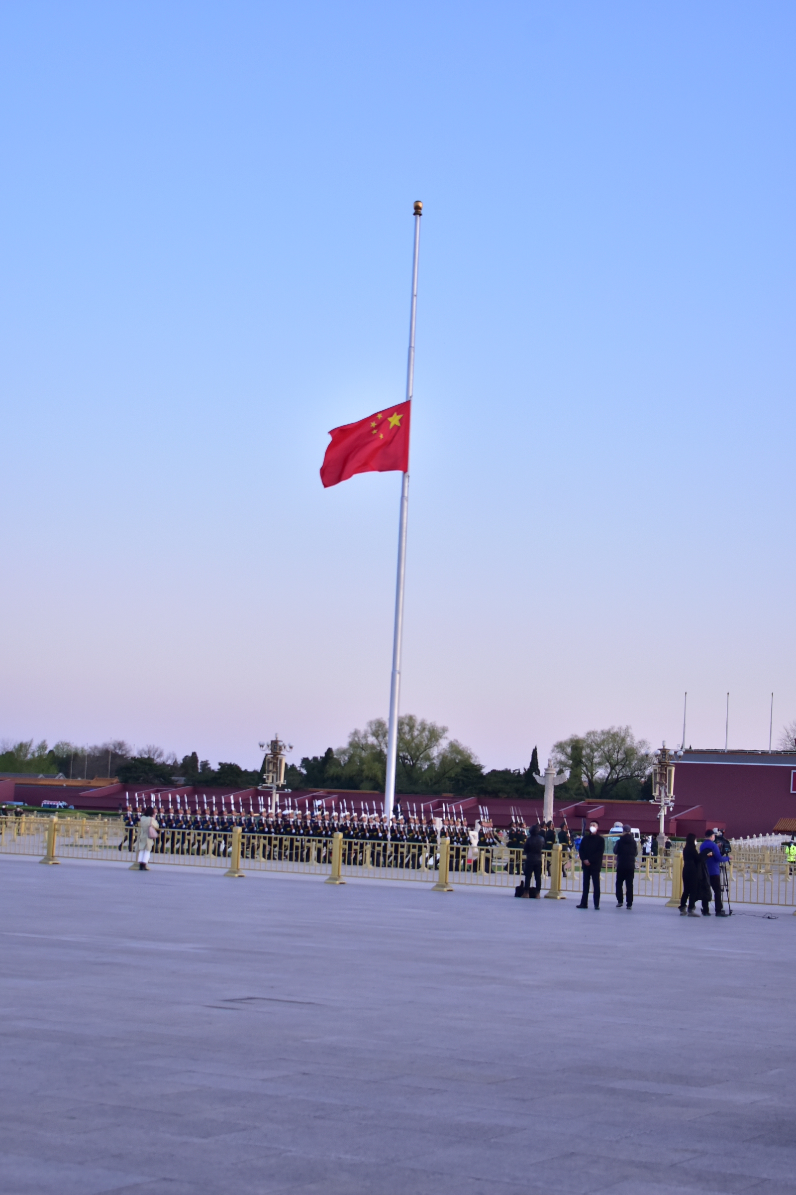 清明节天安门广场下半旗悼念