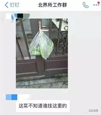 谁干的？派出所铁门接连被挂上塑料袋，民警查看监控：他们又来了