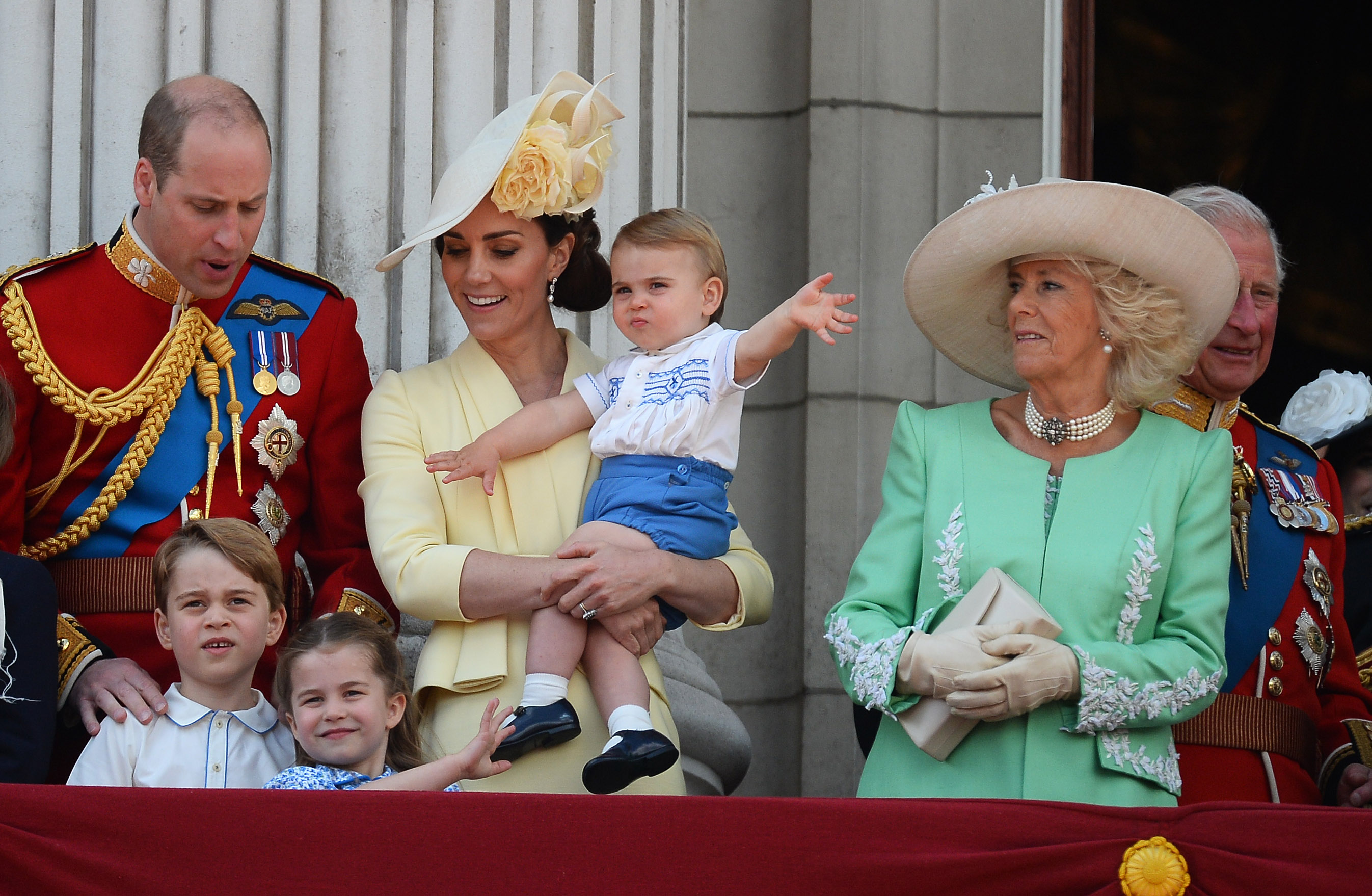 英国王室庆祝女王官方生日 路易小王子嘟嘴萌爆了