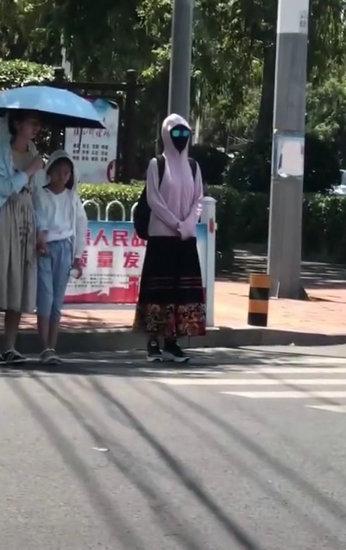 女生为了防晒能做到什么地步？亲妈都认不出来系列，了解一下