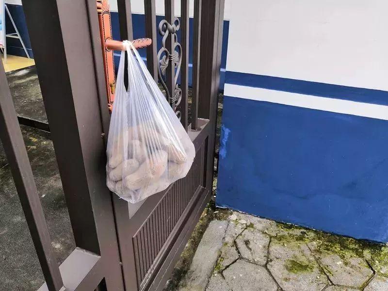谁干的？派出所铁门接连被挂上塑料袋，民警查看监控：他们又来了