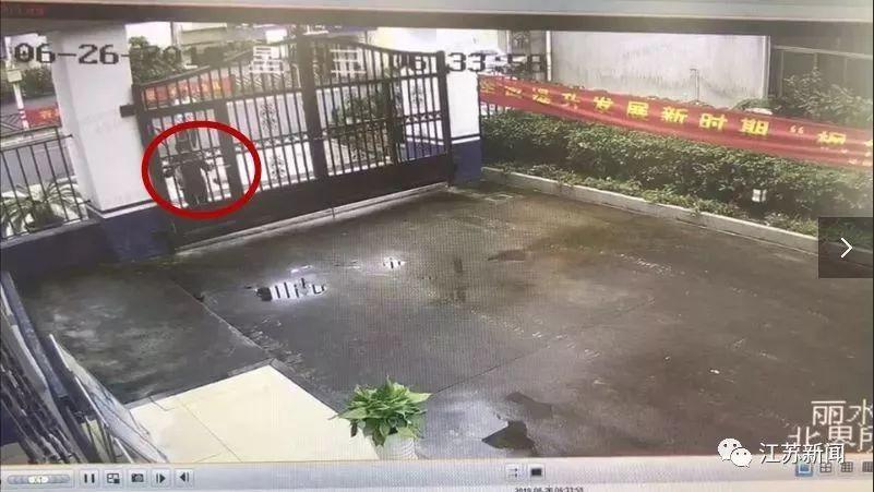 谁干的？派出所铁门接连被挂上塑料袋，民警查看监控：他们又来了