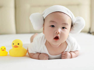 爸爸打呼噜有多烦？宝宝睡梦中一幕火了