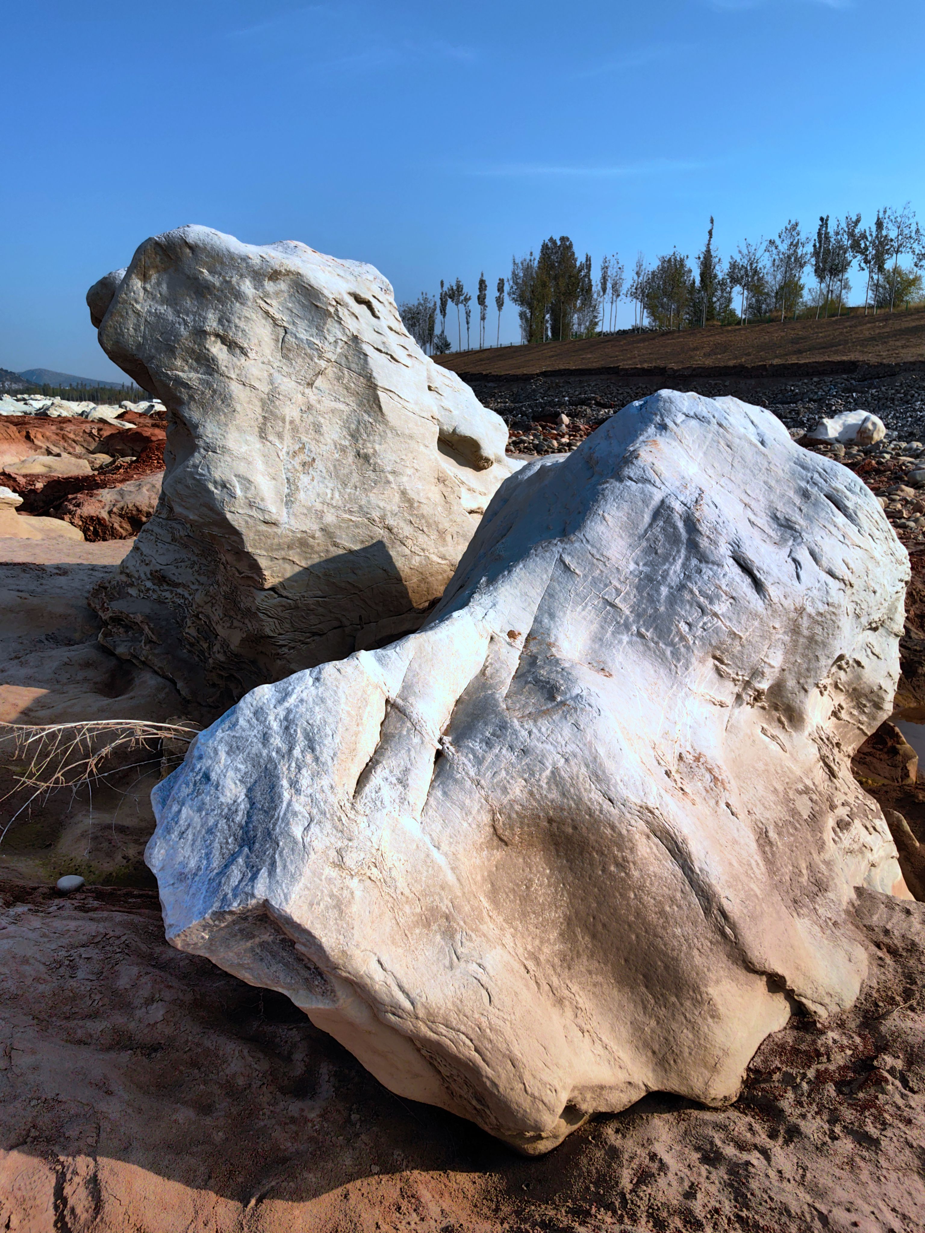 拒马河北京镇江营段看了今年暴雨过后冲出神秘的巨石阵,冲刷出的石头